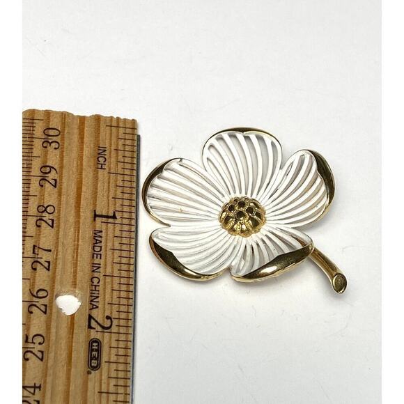 MONET Brooch Pin Dogwood Flower Gold Tone Vintage Modernist - Picture 2 of 4